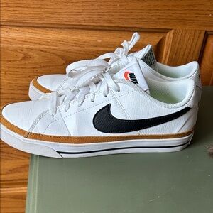 Nike Court Legacy Women’s size 9